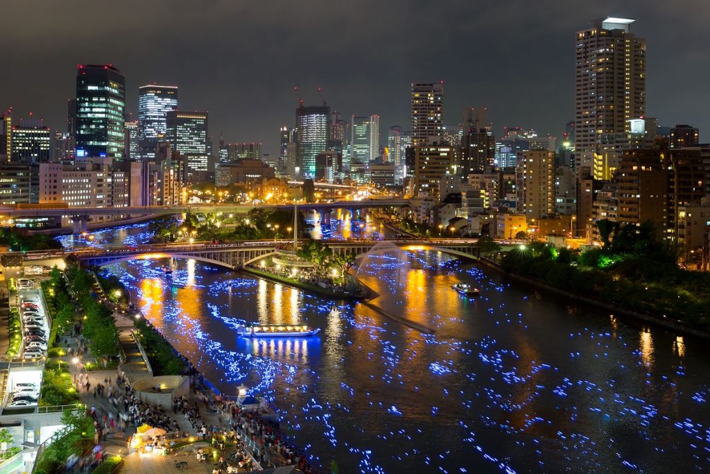 八軒屋浜から望む、中の島剣先公園と大喜丸。写真：堀寿伸 https://blog.osakanight.com/