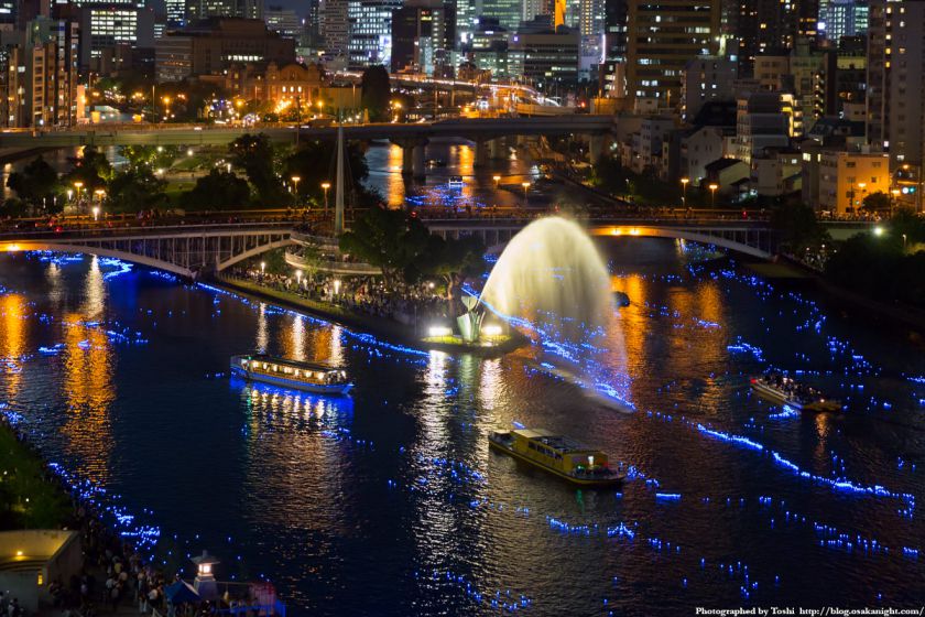中之島剣先公園の夜景と大喜丸。写真：堀寿伸 https://blog.osakanight.com/