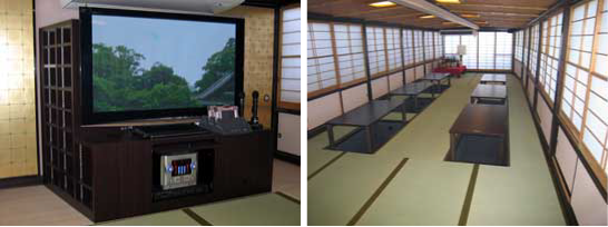 左側：50インチの大画面液晶ディスプレイとカラオケ。右側：客室内を船尾側から撮影。