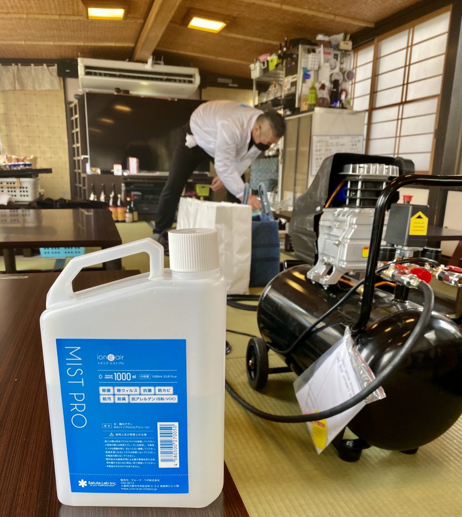 船室内に光触媒コーティングを準備中