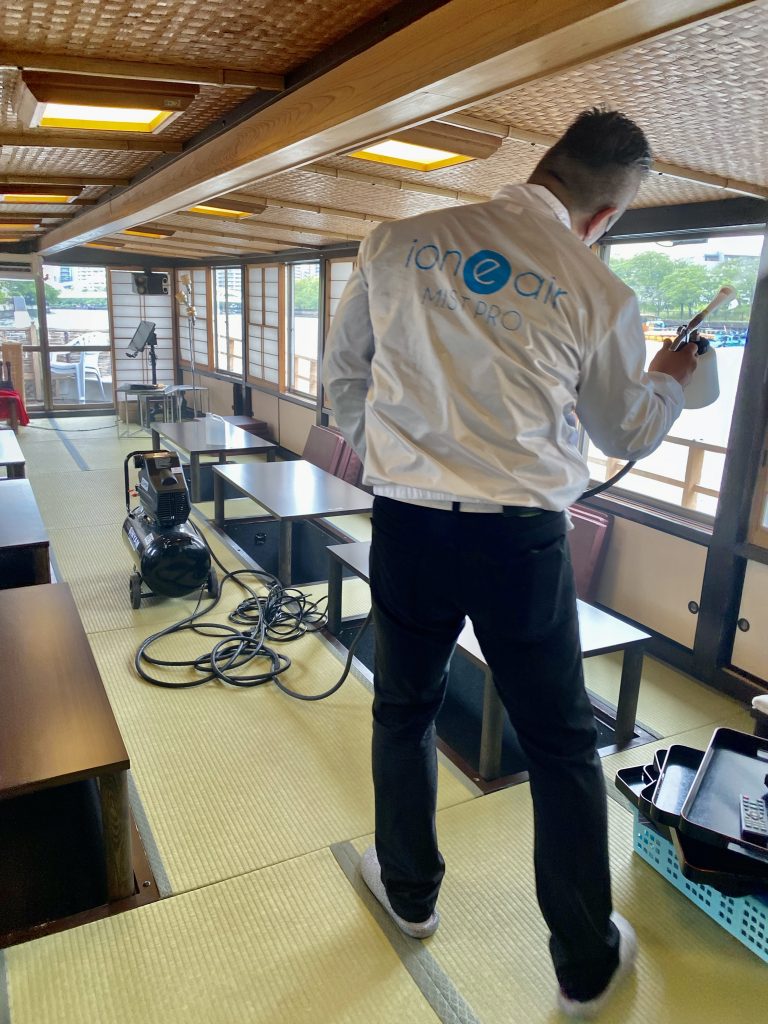 船室内に光触媒コーティングを施行中の画像