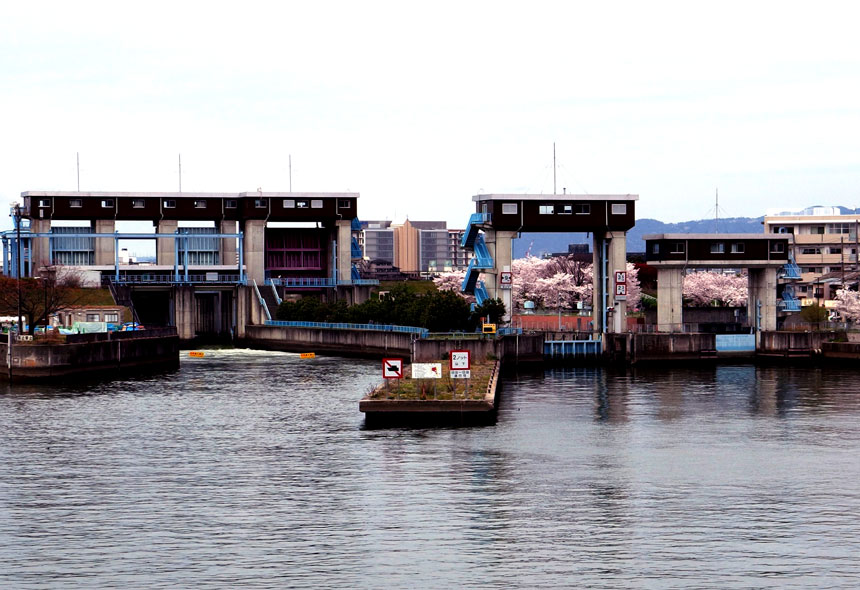 毛馬水門。左から毛馬水門、毛馬閘門、予備閘門。Wikipediaより転載。Photo:Mc681。ライセンス：CC BY-SA 4.0